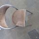 Chaise en velours beige et chrome forme courbée vintage 1950
