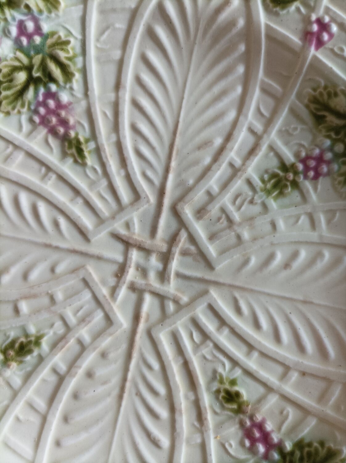 11 dessert plates in slip decorated with grapes Les salins