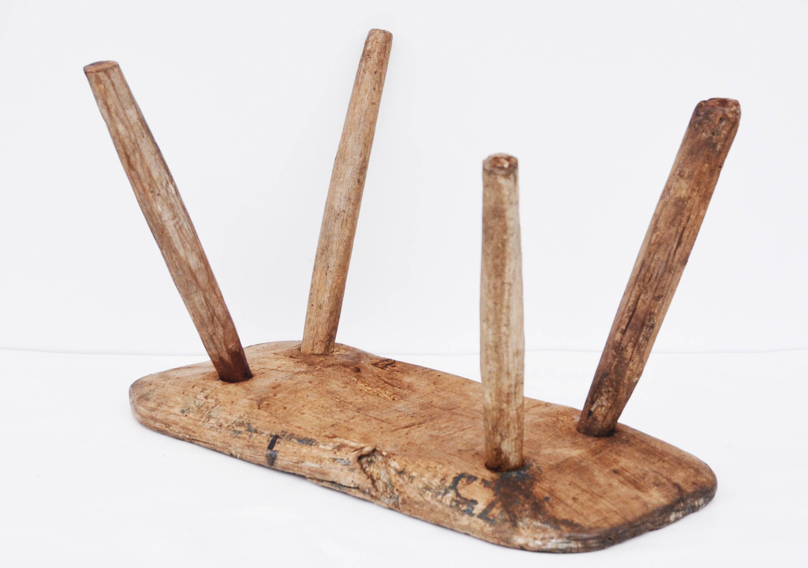 Tabouret de traite rural ancien en hêtre massif