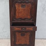 Homme debout bressan armoire