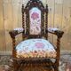 Fauteuil en noyer sculpté de style Haute Époque