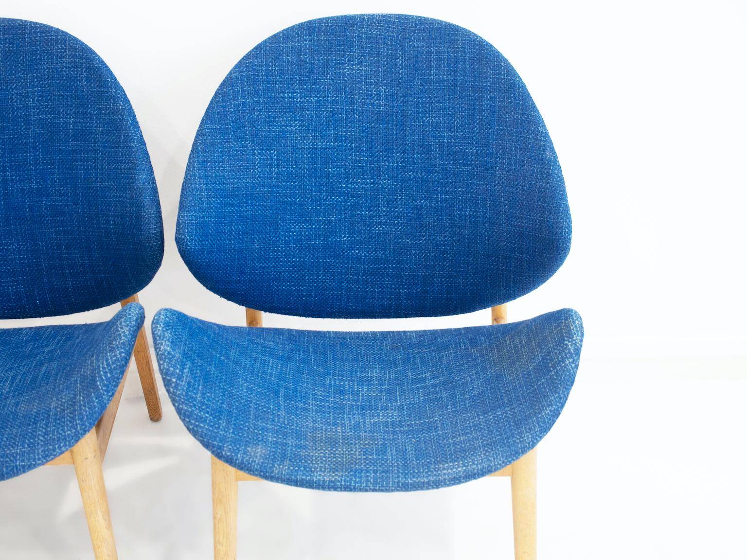 Paire de fauteuils en chêne Hans Olsen Model No 134 avec tapisserie en tissu bleu