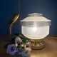 Lampe à poser globe vintage art déco en verre dépoli blanc avec liserés dorés