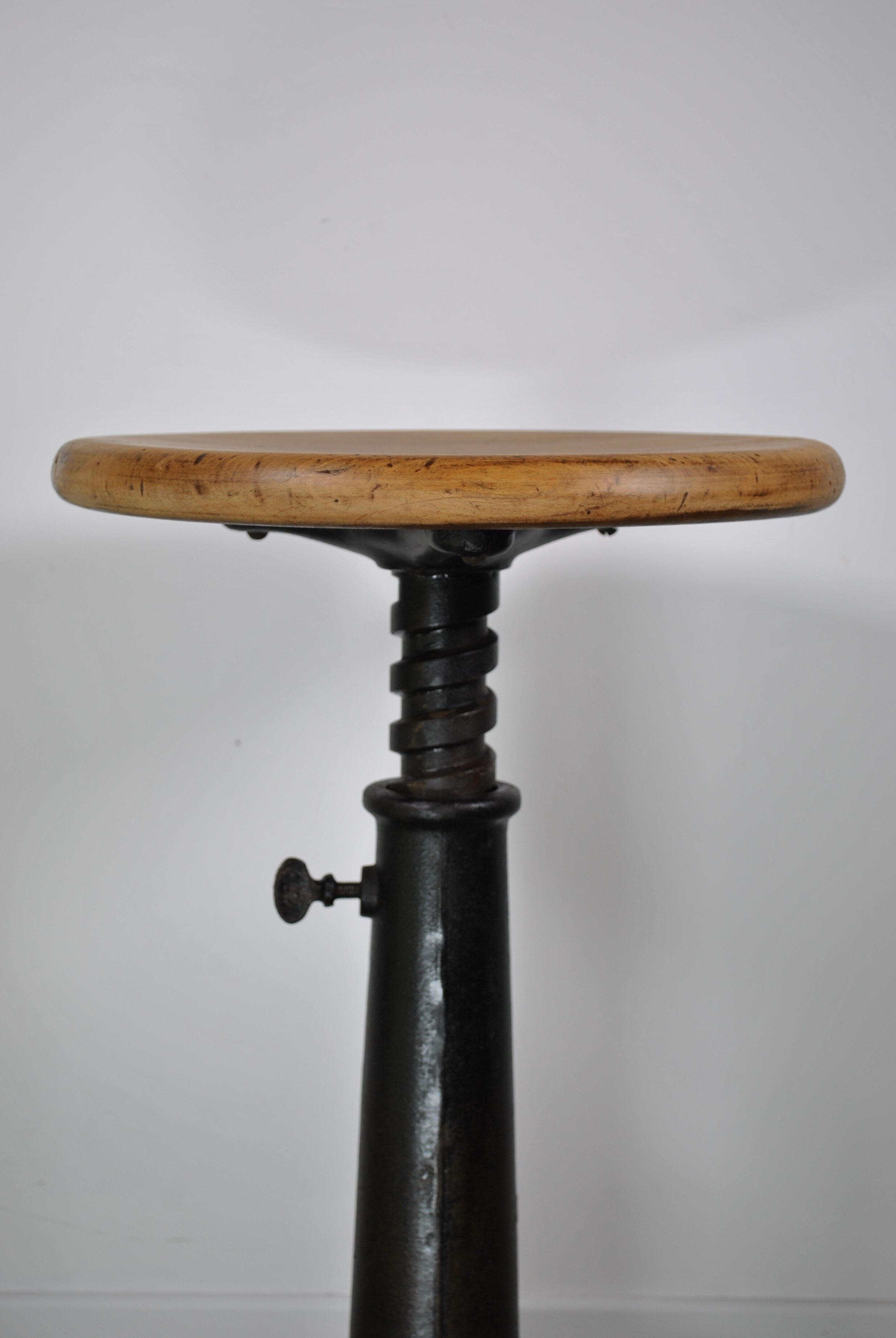 Singer stool 1930