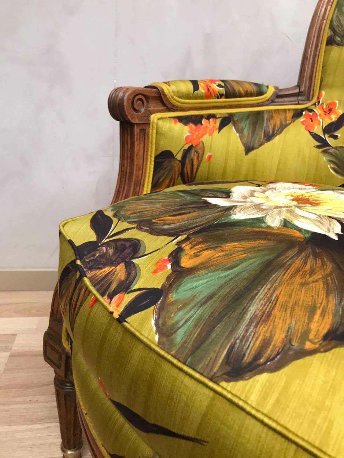 Fauteuil Bergère à coussin de style louis XVI retravaillee