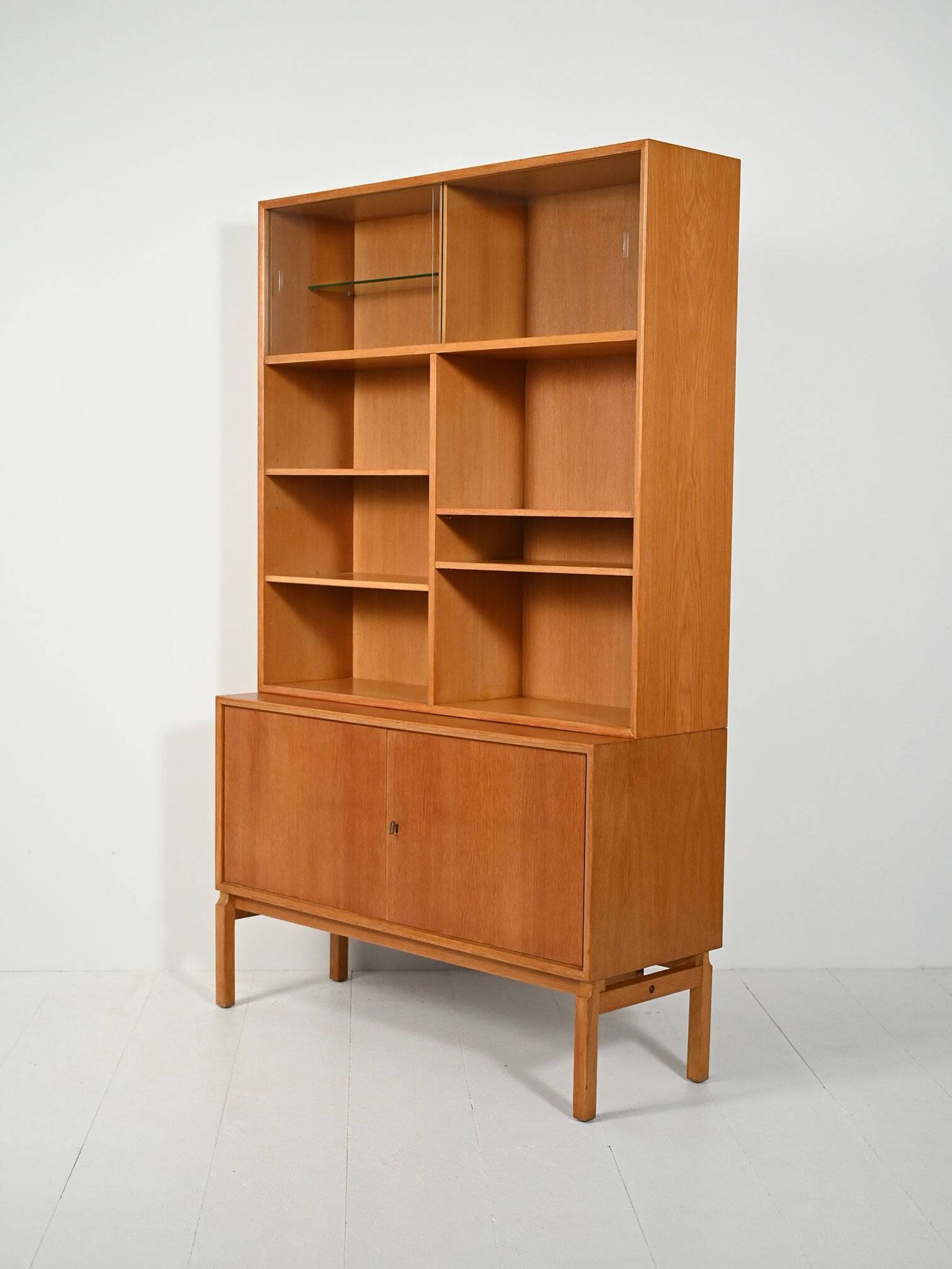Bibliothèque avec vitrine conçue par Marian Grabinsky pour IKEA