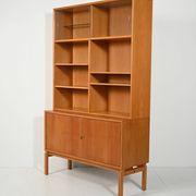 Bibliothèque avec vitrine conçue par Marian Grabinsky pour IKEA