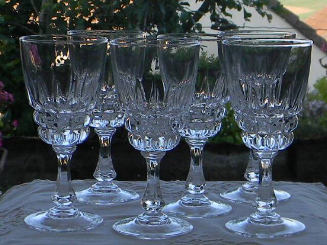 Set of 6 white wine glasses in arques crystal. pompadour model.