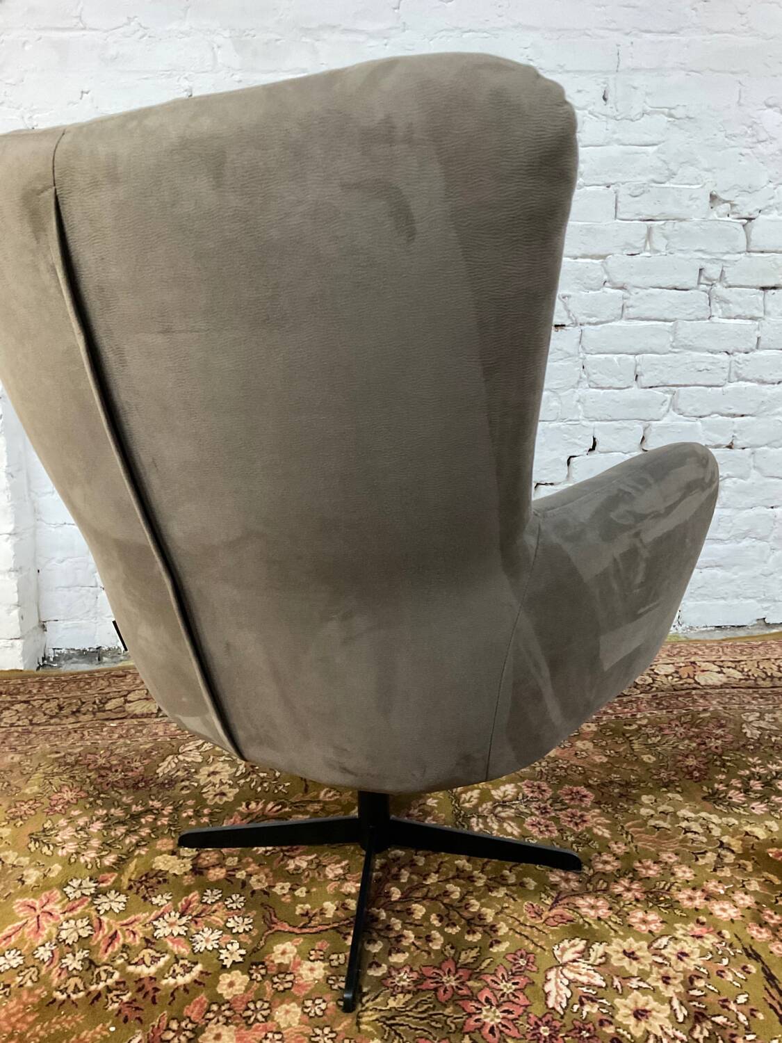 Swivel armchair in velvet fabric and metal