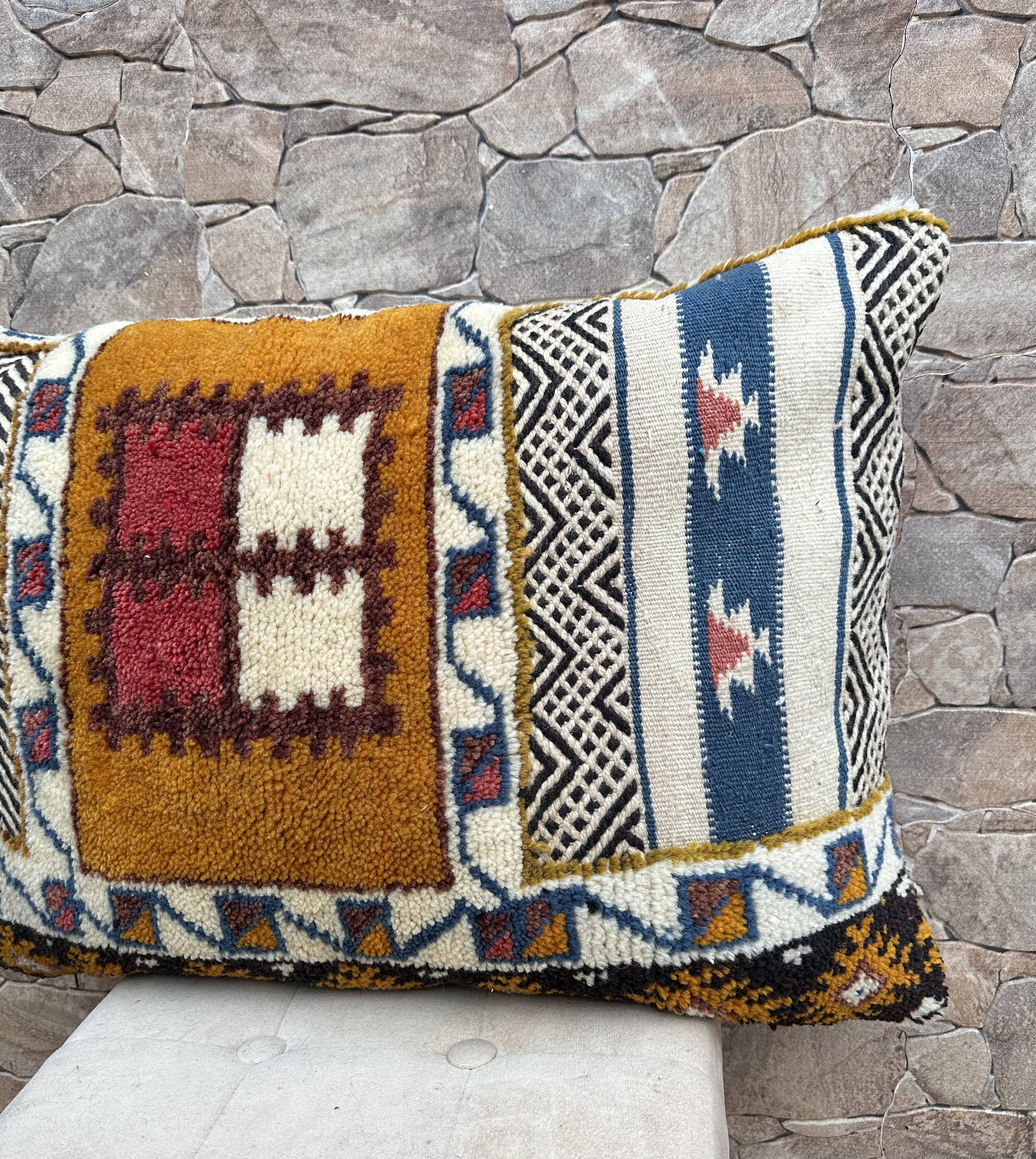 Vintage cushion cover in Berber kilim: Moroccan wool cushion.
