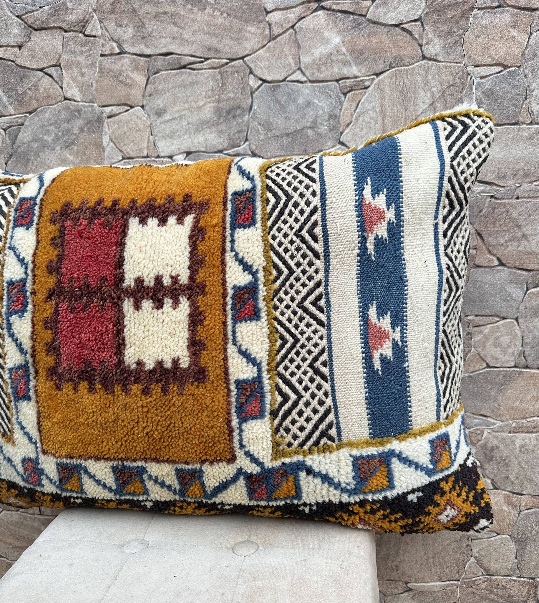 Vintage cushion cover in Berber kilim: Moroccan wool cushion.
