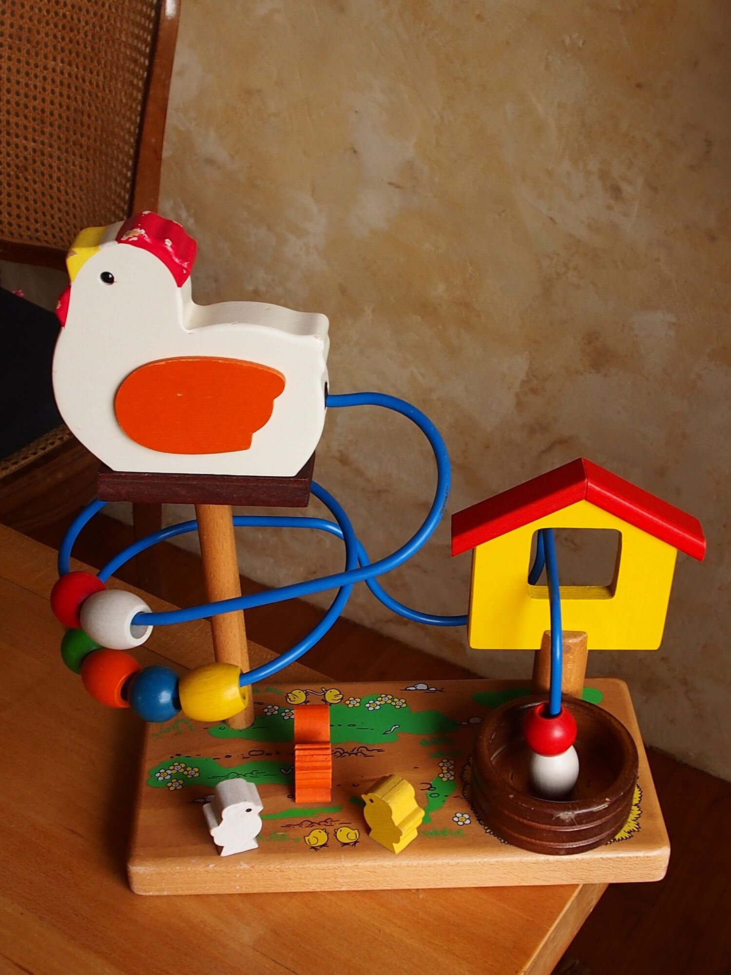 Game of awakening louping the hen and its 3 wooden chicks