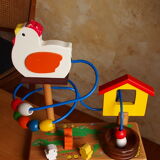Game of awakening louping the hen and its 3 wooden chicks