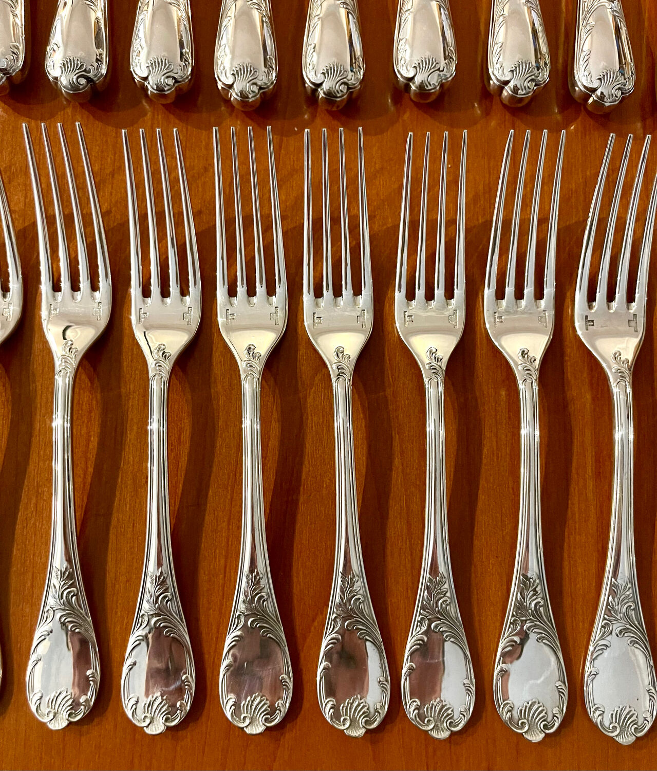 Christofle France, 12 dessert knives and 12 dessert forks in new condition.