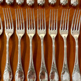 Christofle France, 12 dessert knives and 12 dessert forks in new condition.