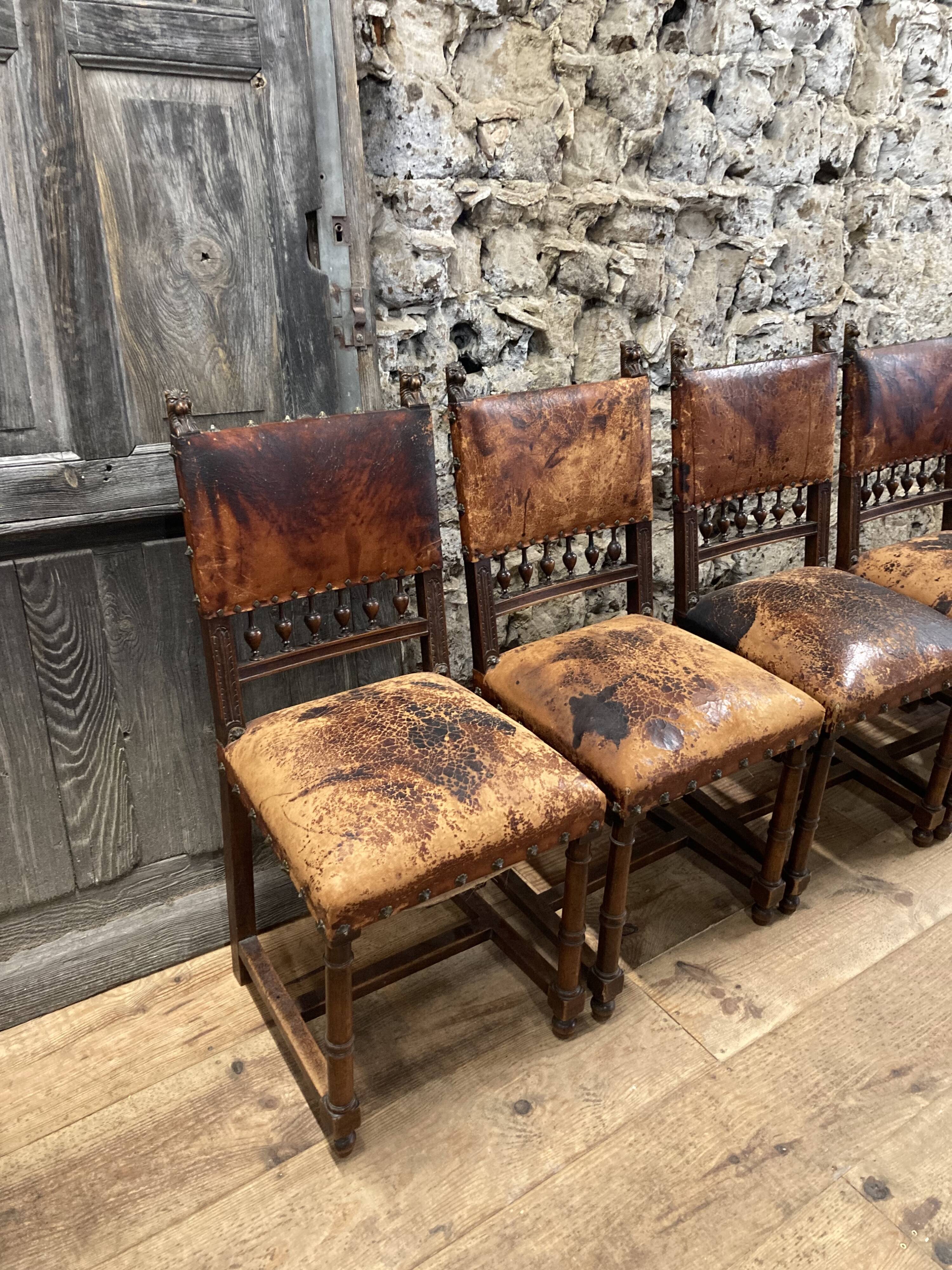 5 chaises Henri II en bois massif et cuir néo renaissance XIXème siècle