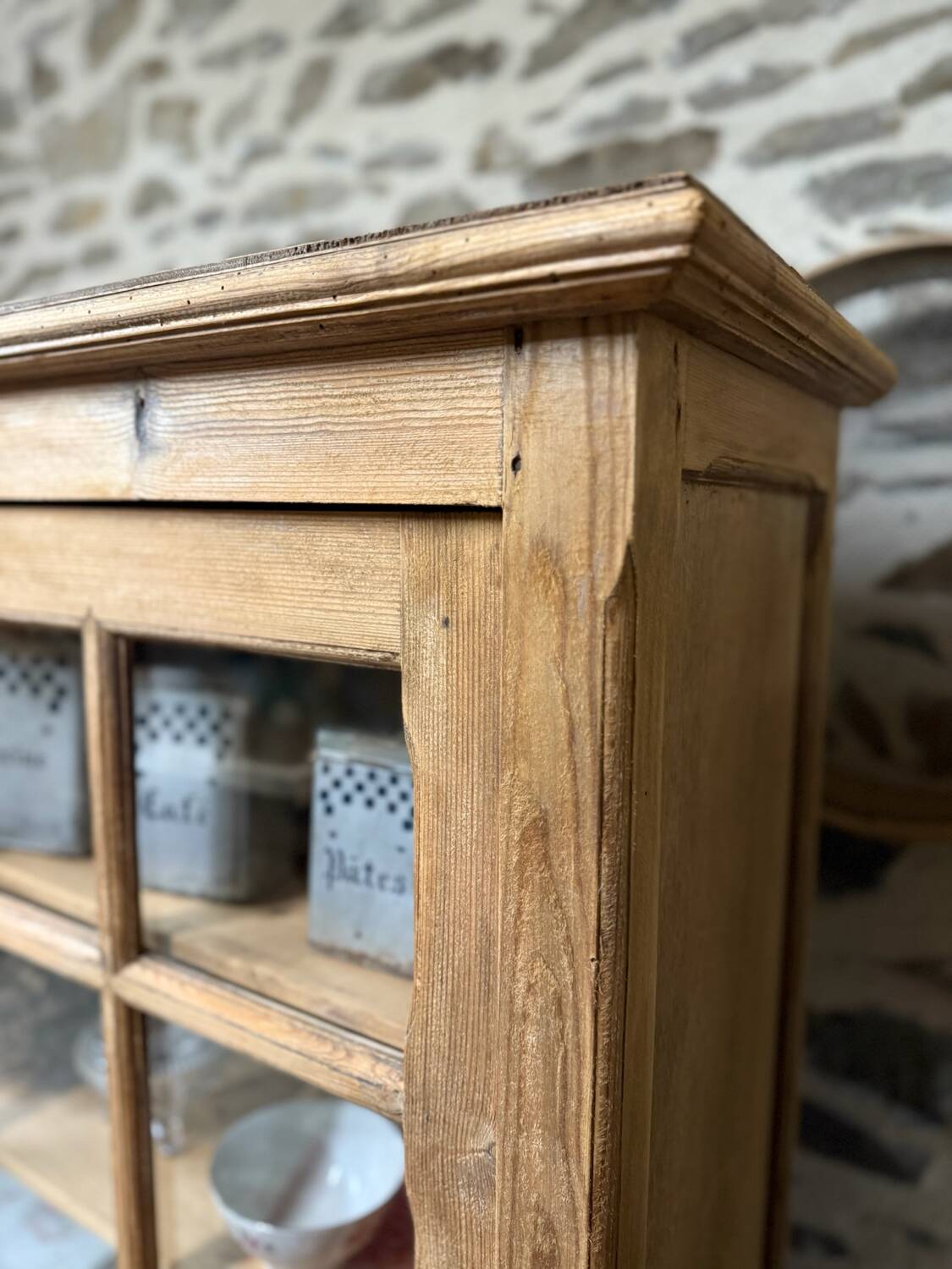 Vitrine parisienne ancienne décapée