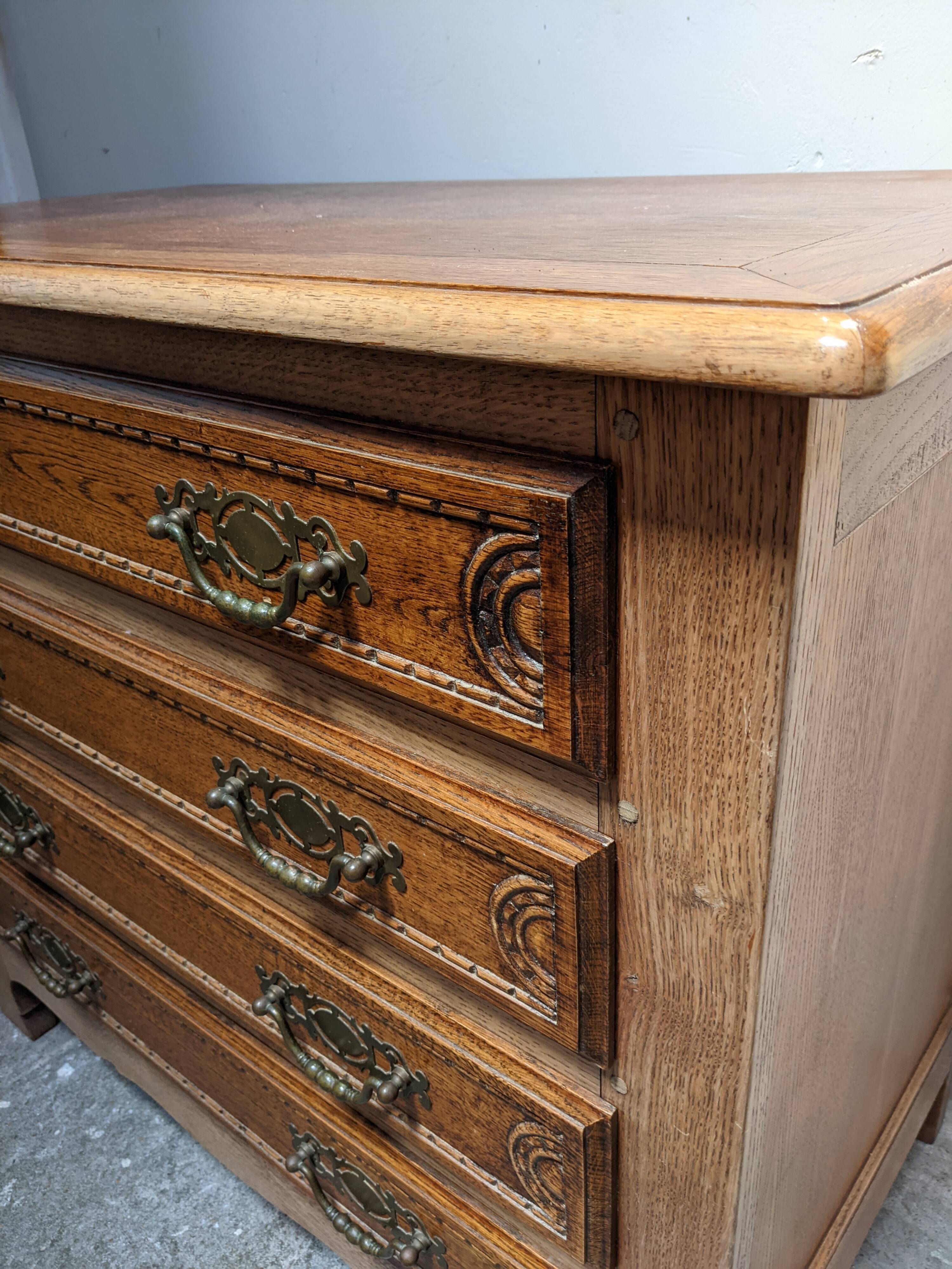 Oak chest of drawers