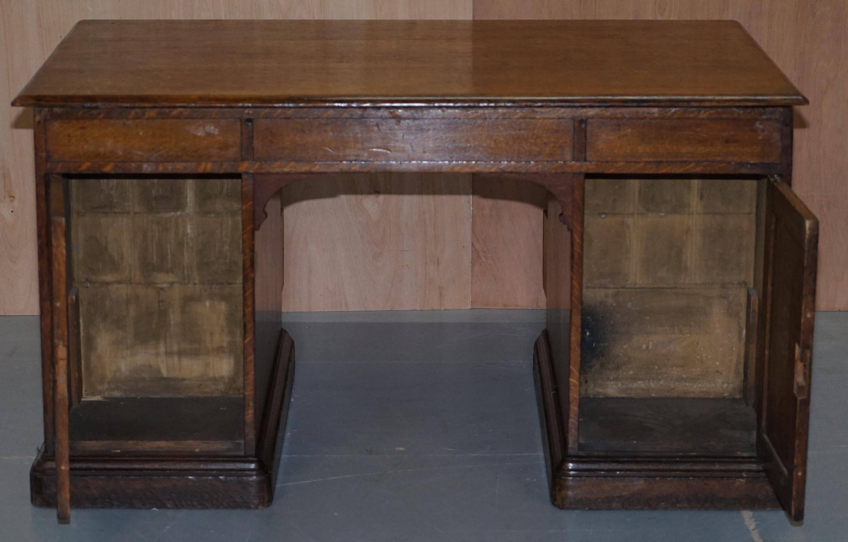 Bureau partenaire double face à deux caissons Gillows Lancaster chêne moucheté