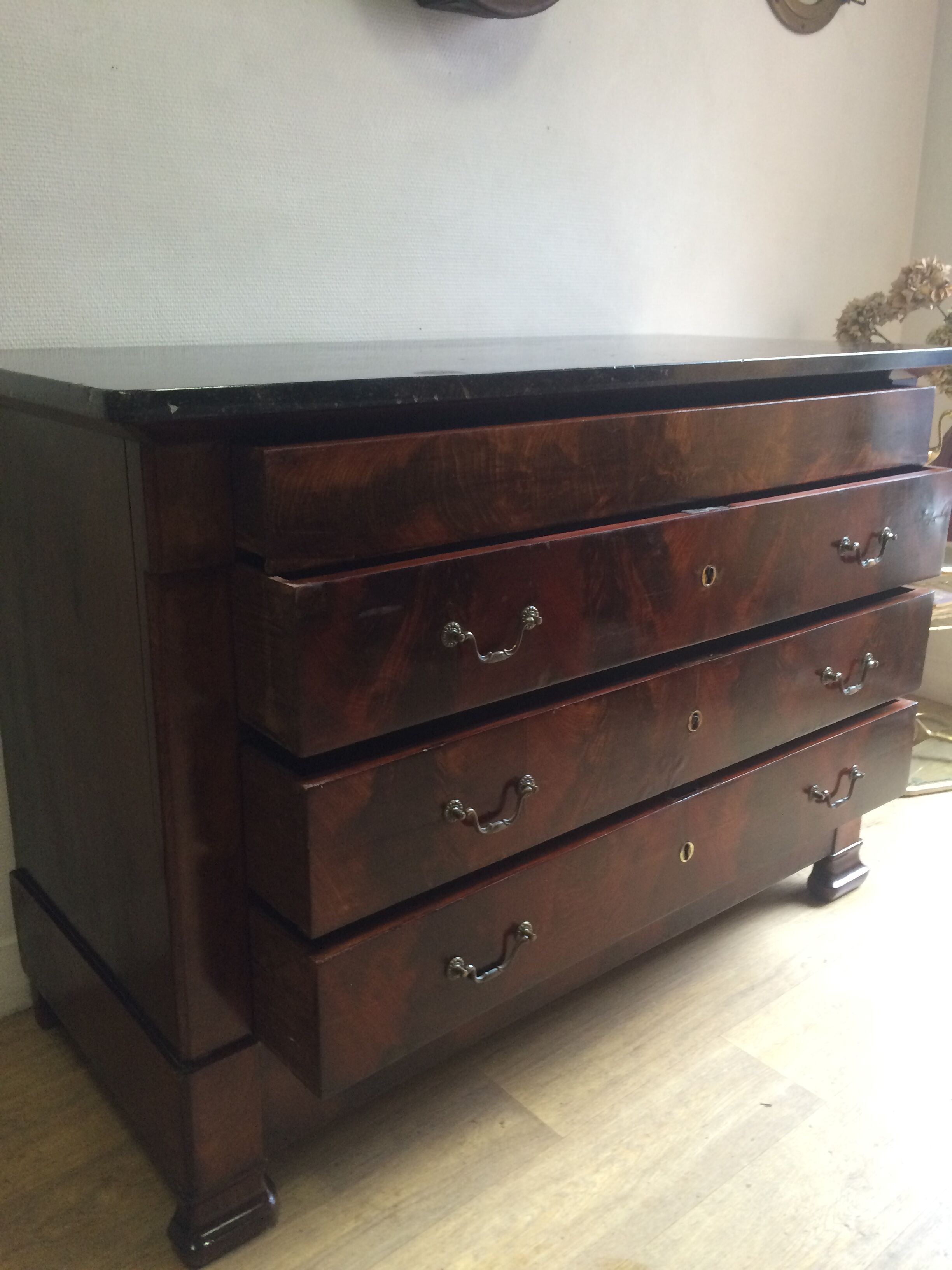 Commode Louis Philippe bois et marbre noir, 4 tiroirs