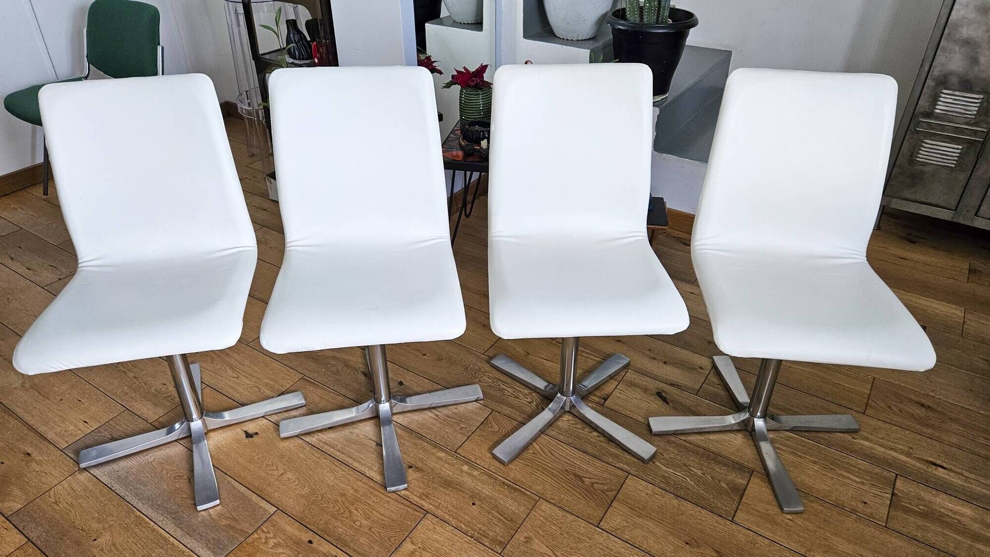 Extendable round table in white formica and 4 matching chairs by Roche Bobois.