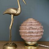 Lampe à poser globe vintage art déco en verre de Clichy rose et or
