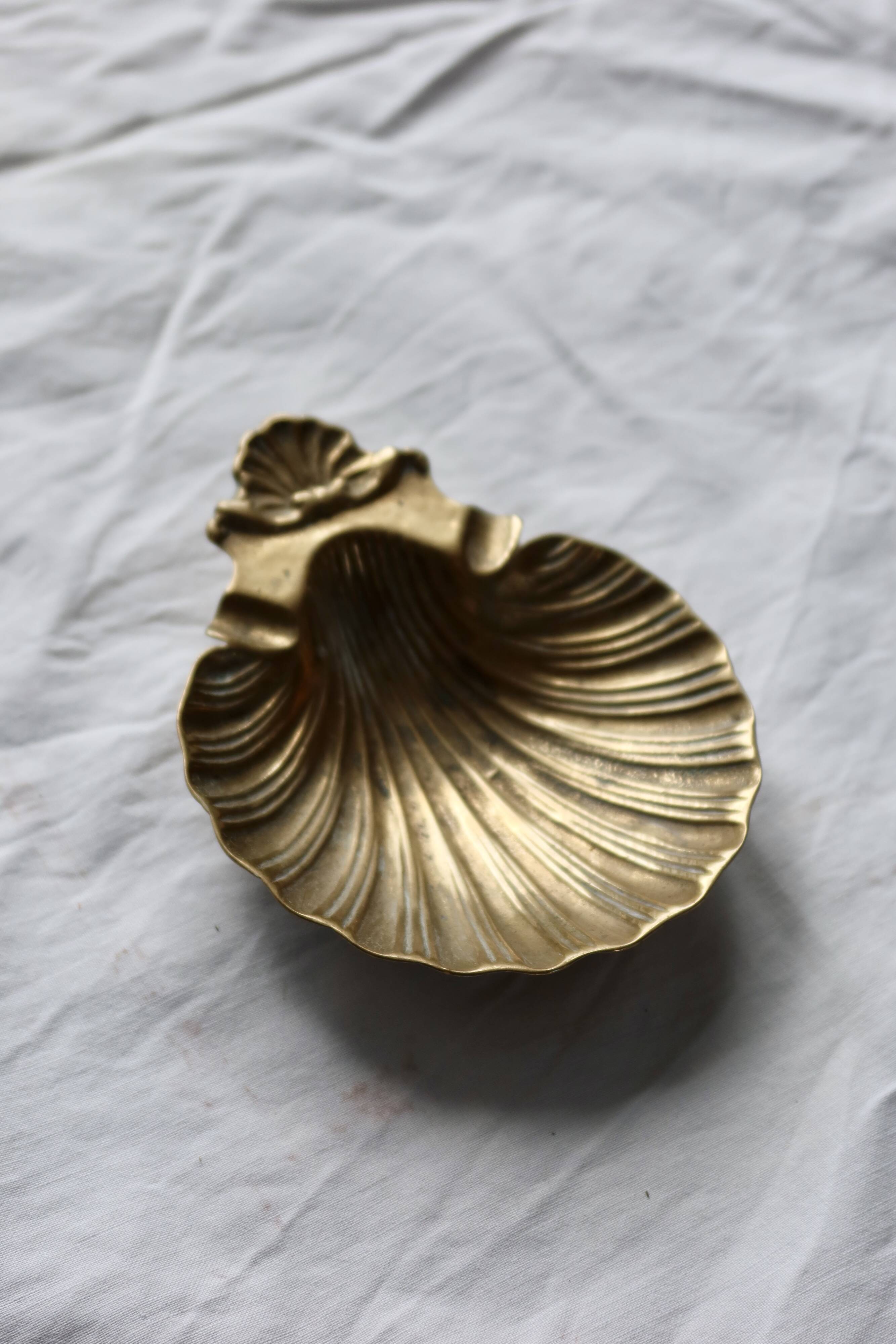 Vintage brass shell tray - Baroque style