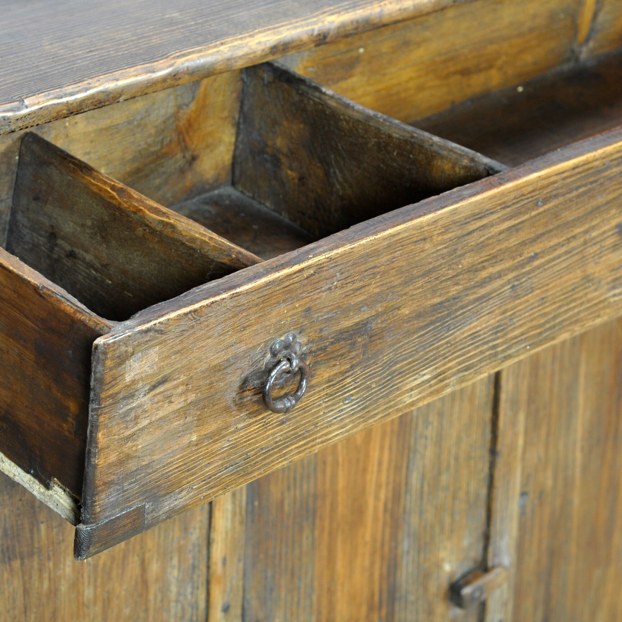 Cabinet en pin ancien, vers 1820