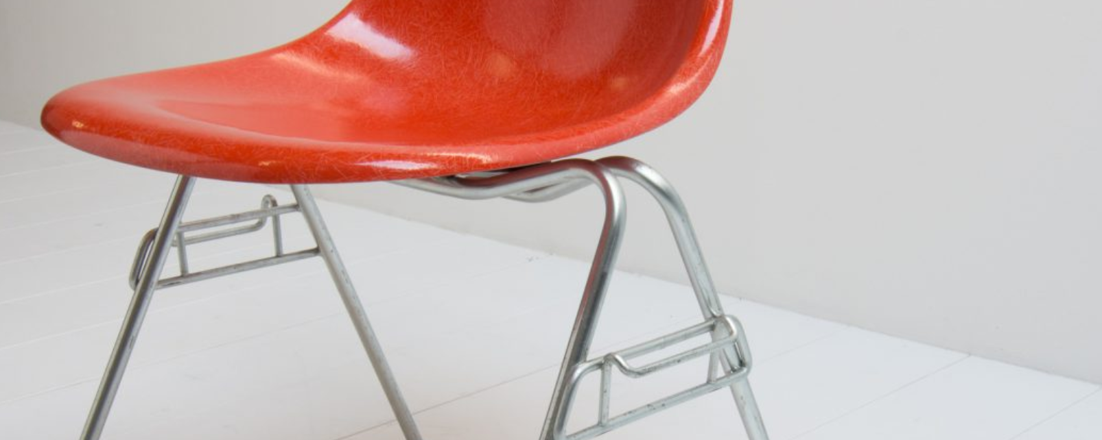 Chaise Eames produite par Herman Miller rouge