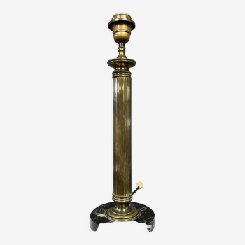 Pied de lampe en laiton doré et marbre noir époque Louis XVI vers 1900