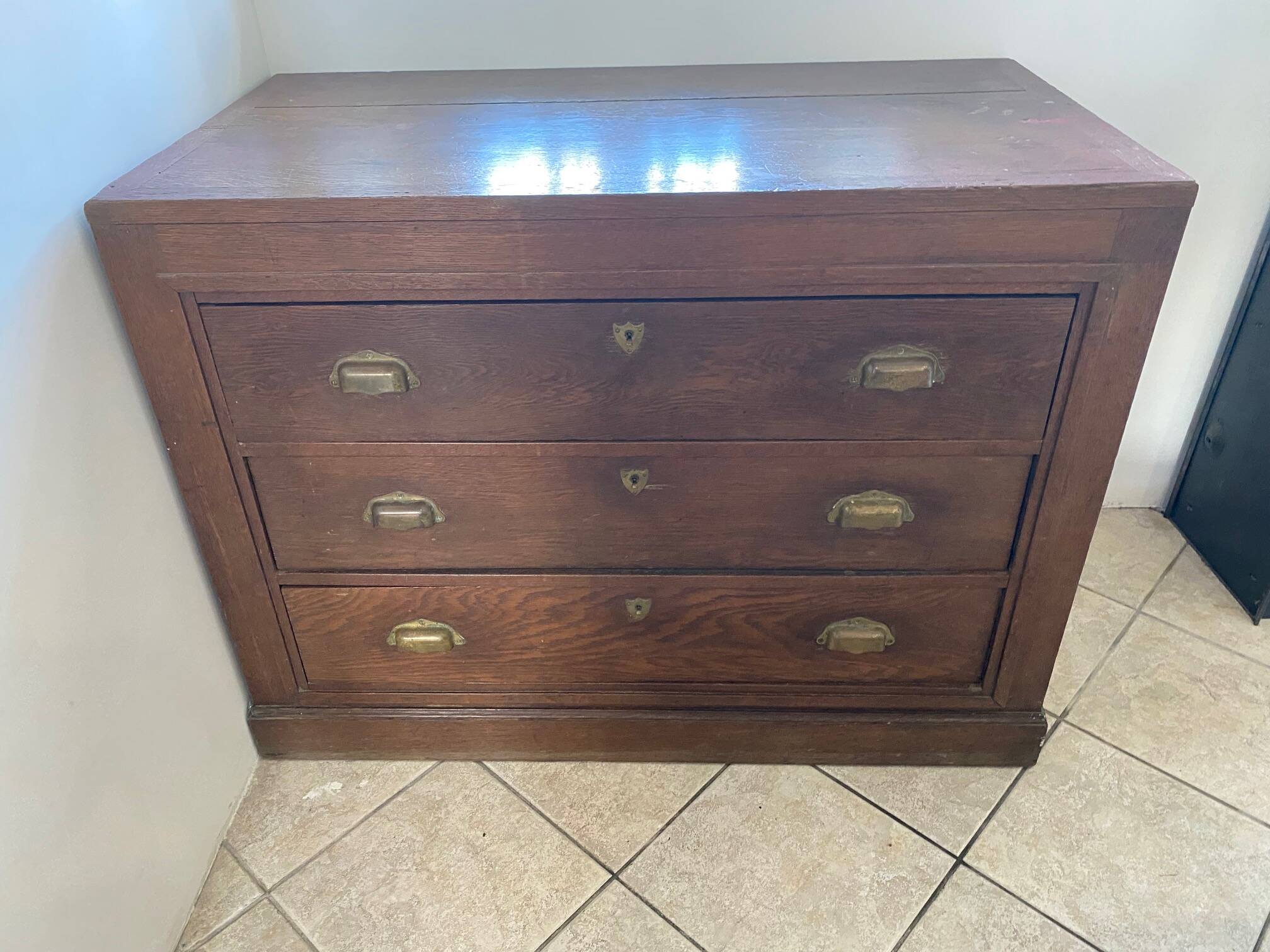 Old and authentic workshop counter with 3 large oak drawers.