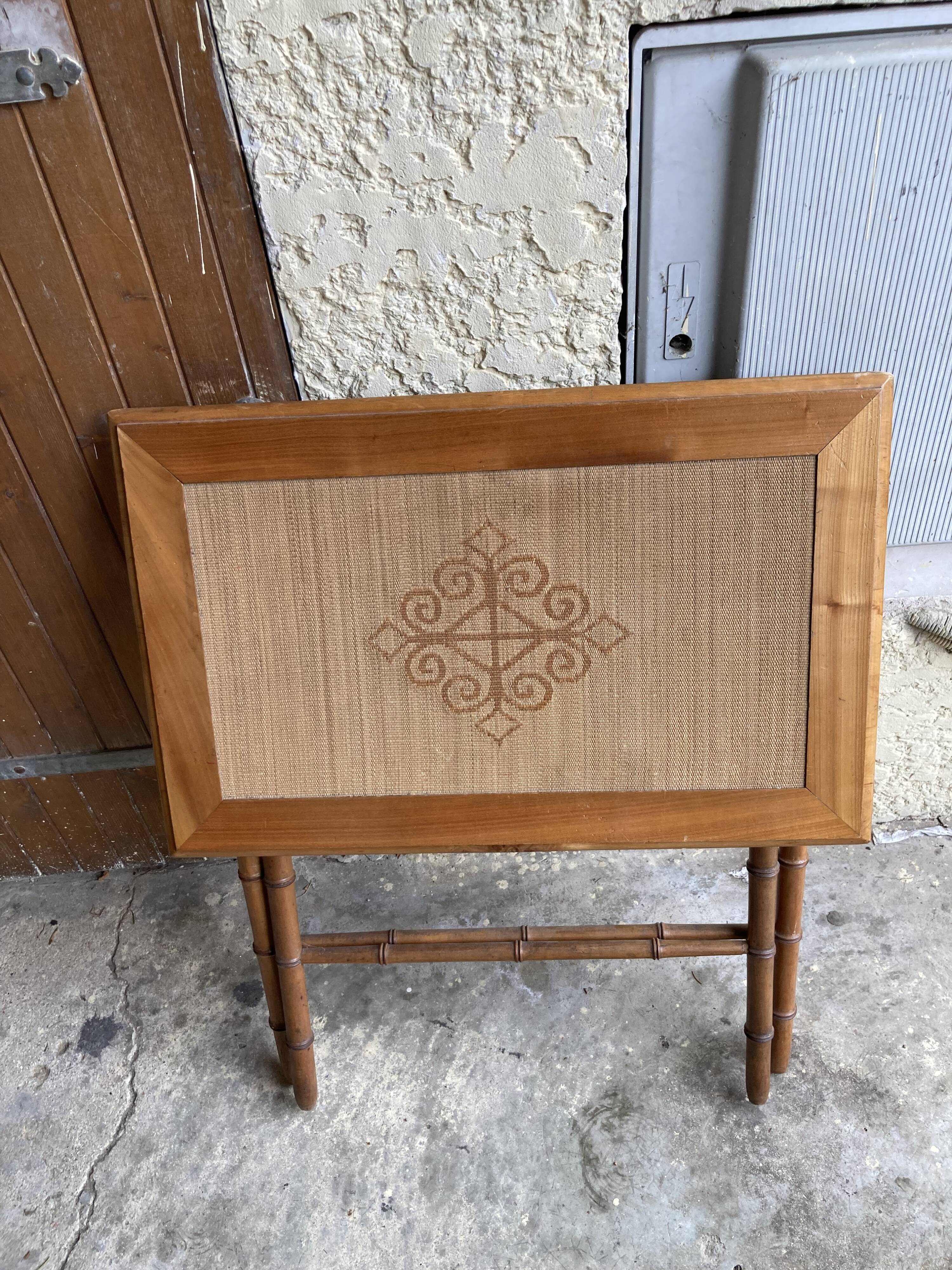 Table en bois style bambou et paille tressée