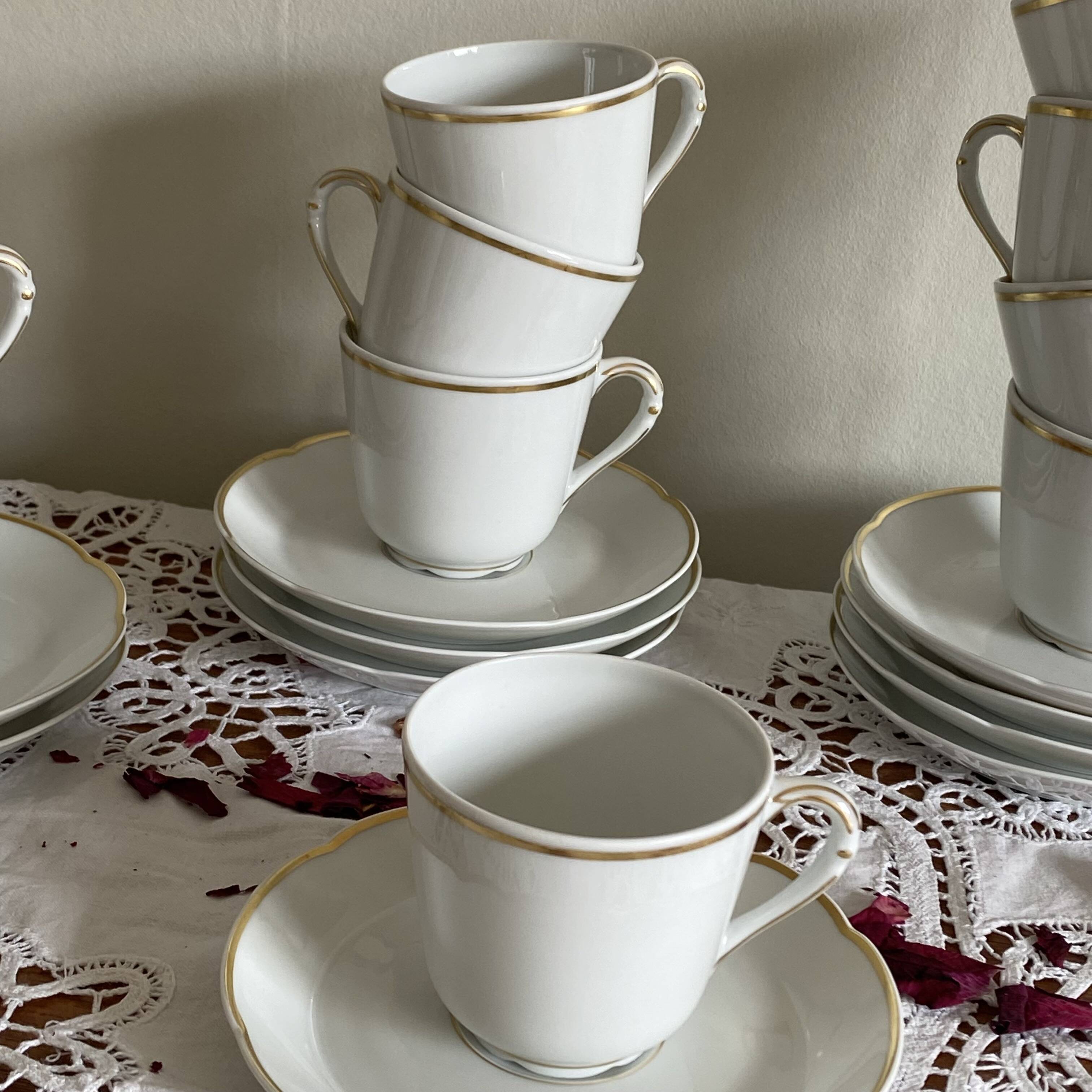 10 tasses à expresso et soucoupes en porcelaine Bernardeau Limoges Ronsard