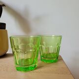 Deux verres à eau vert fluo
