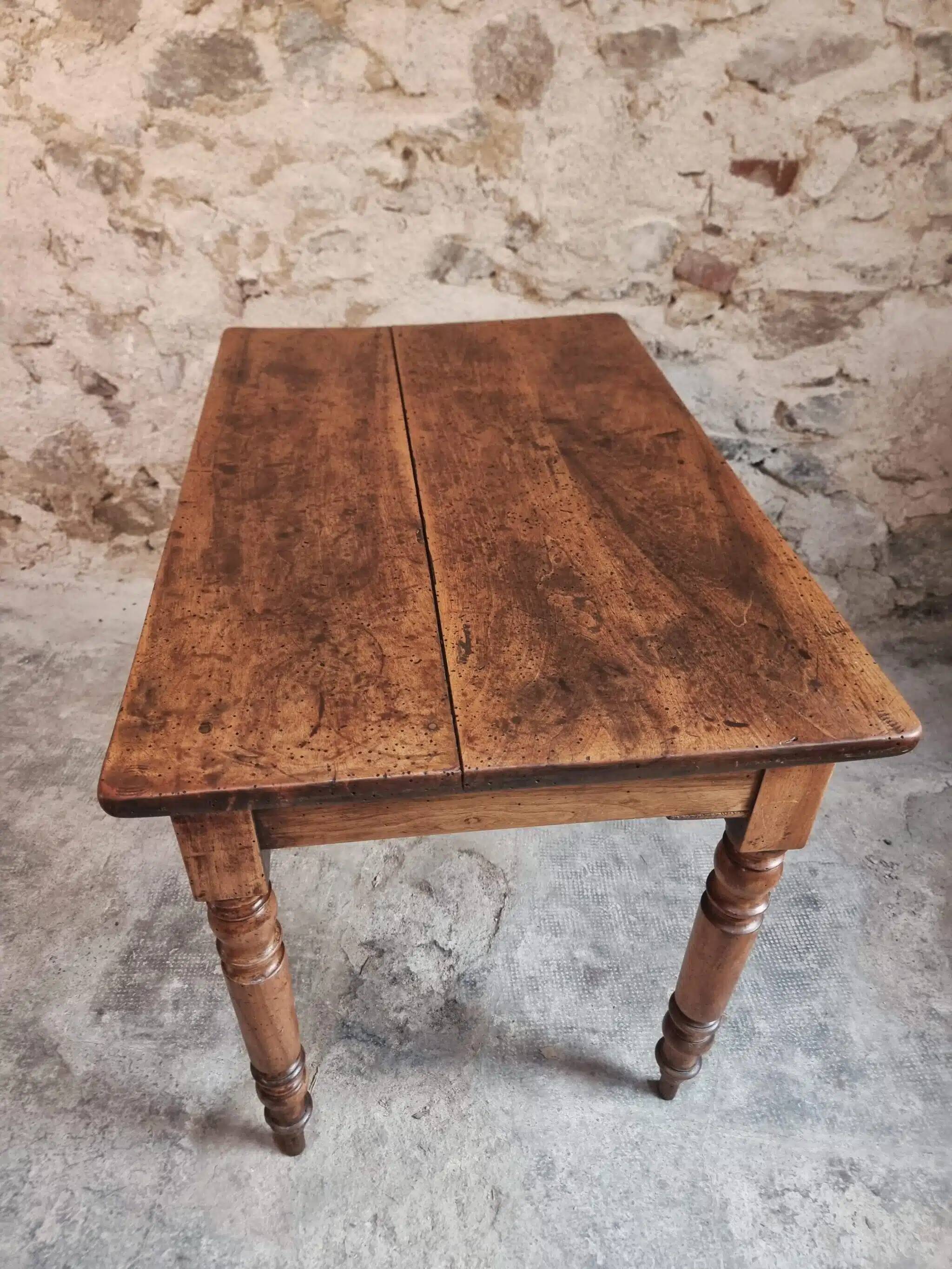 Table française ancienne en noyer – Table de cuisine ou bureau du XIXe siècle avec tiroir (100 × 64 × 74 cm)