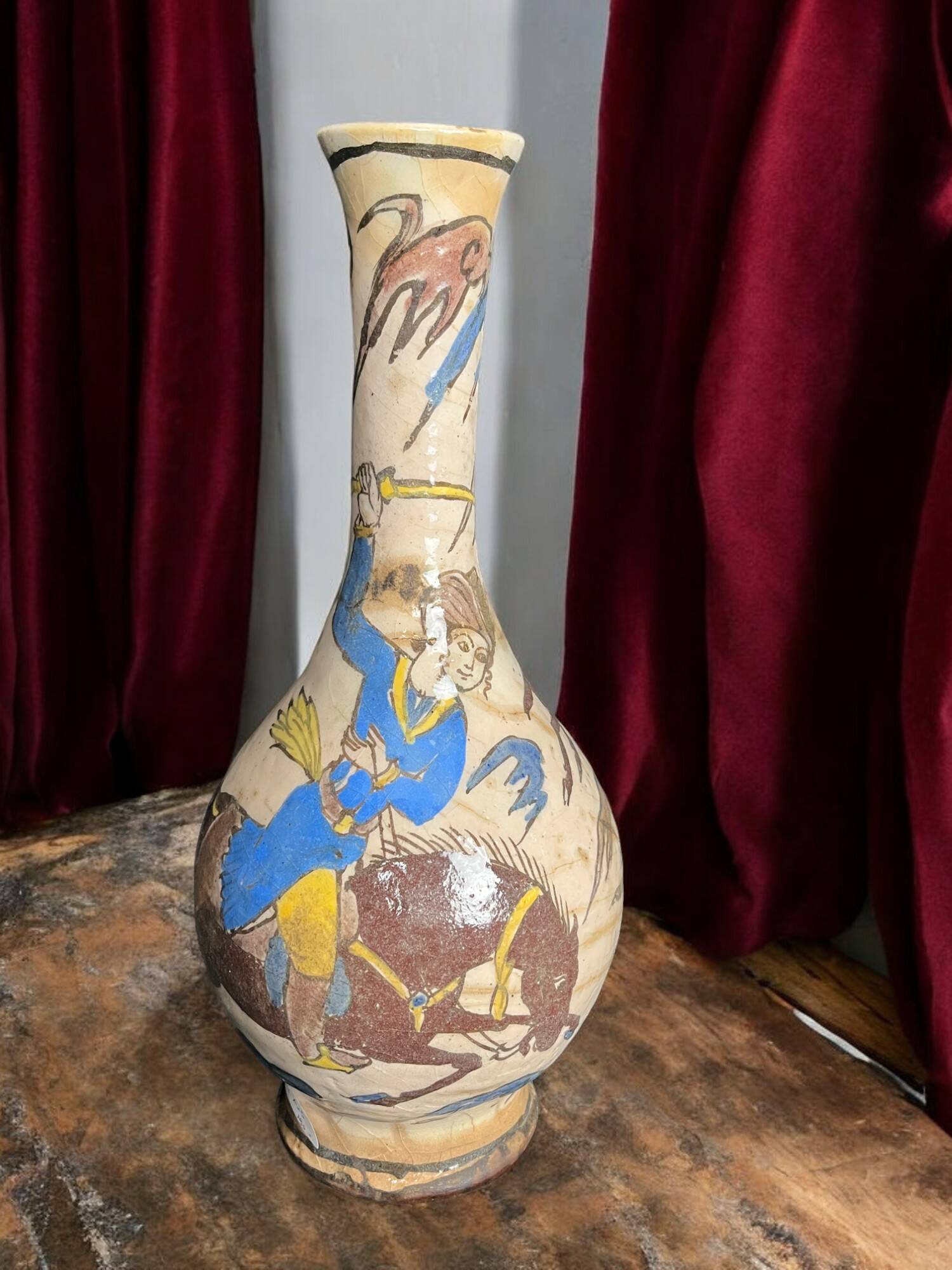 Iran, vase céramique polychrome décor cavalier IXème