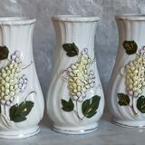 Trois vases anciens en barbotine aux lilas