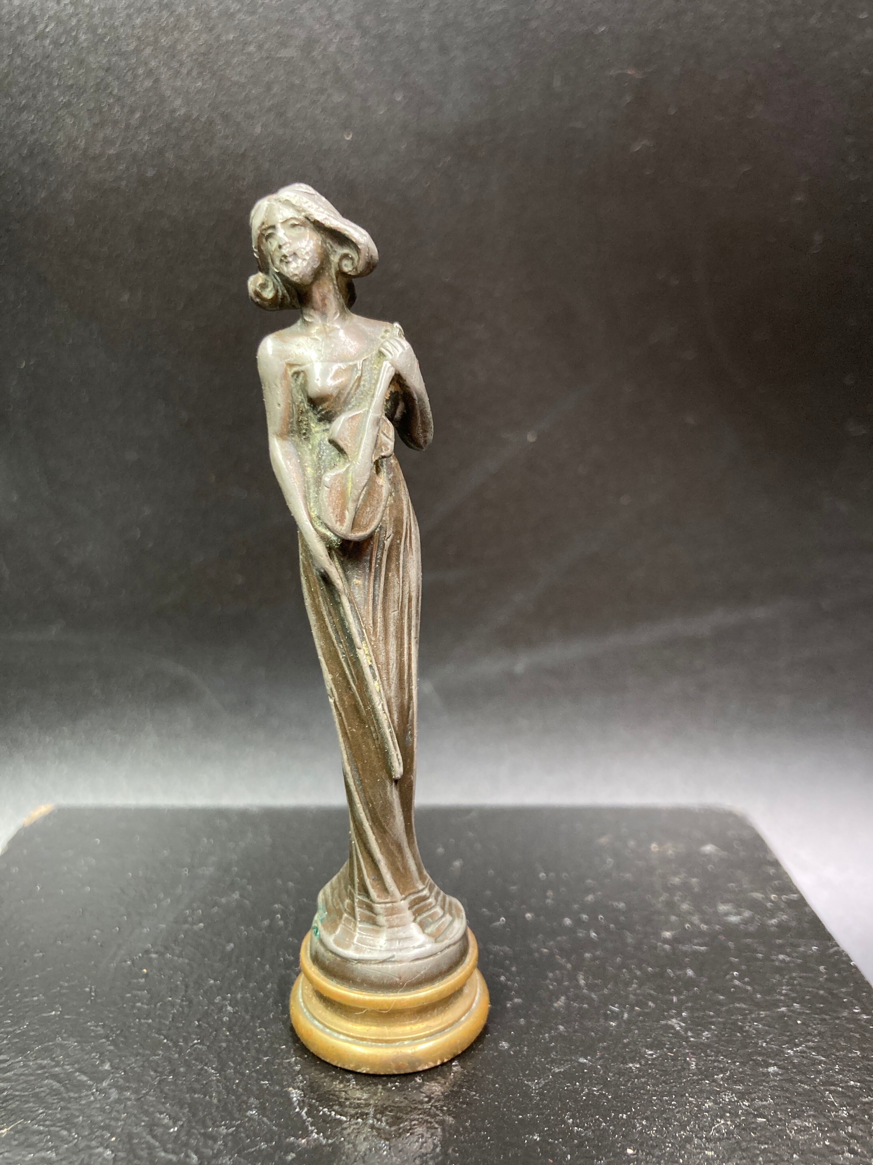 Bronze seal sculpted violinist