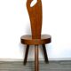 Chaise tripode en bois massif brutaliste