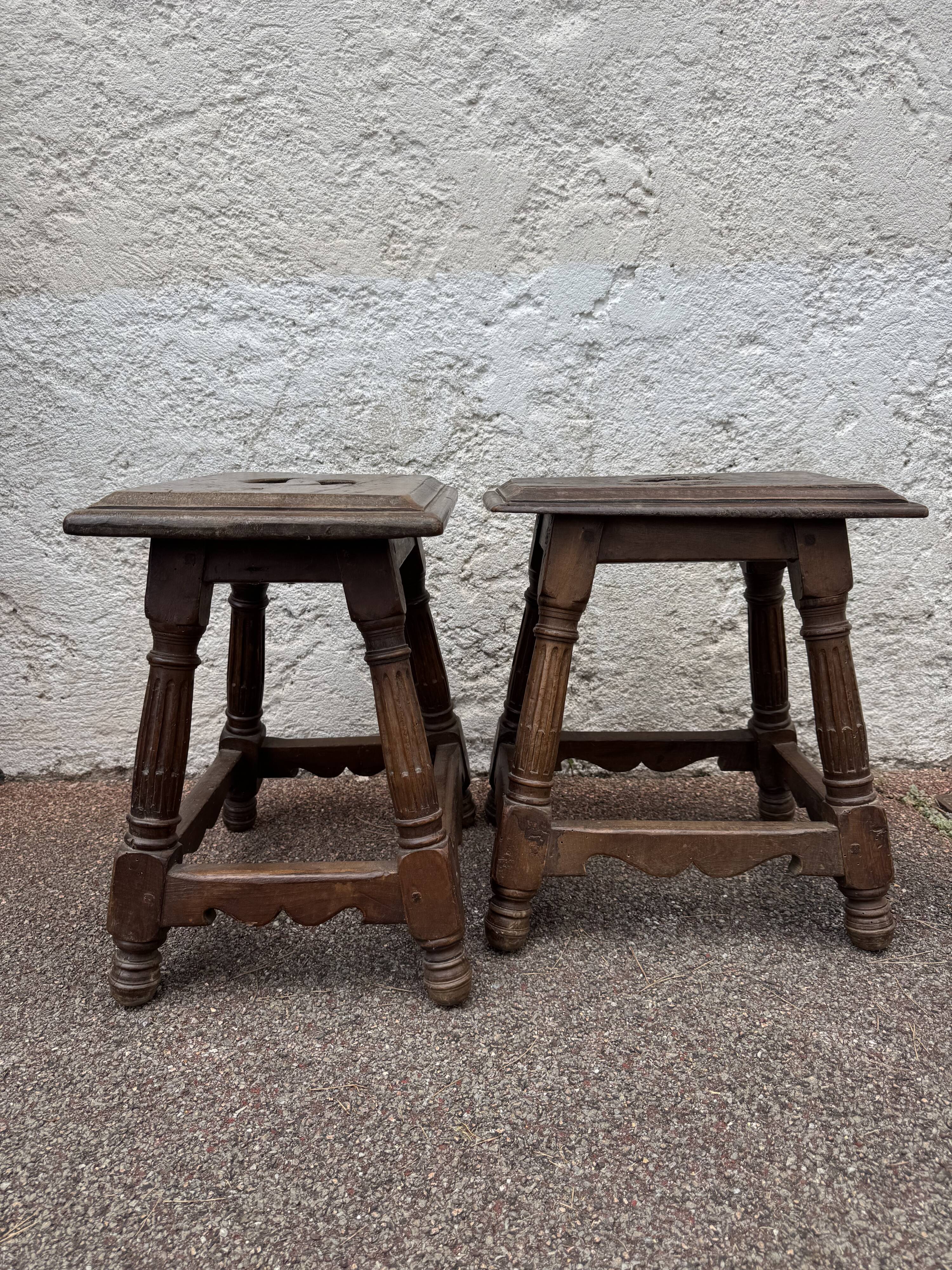 Paire de tabourets anciens en bois massif