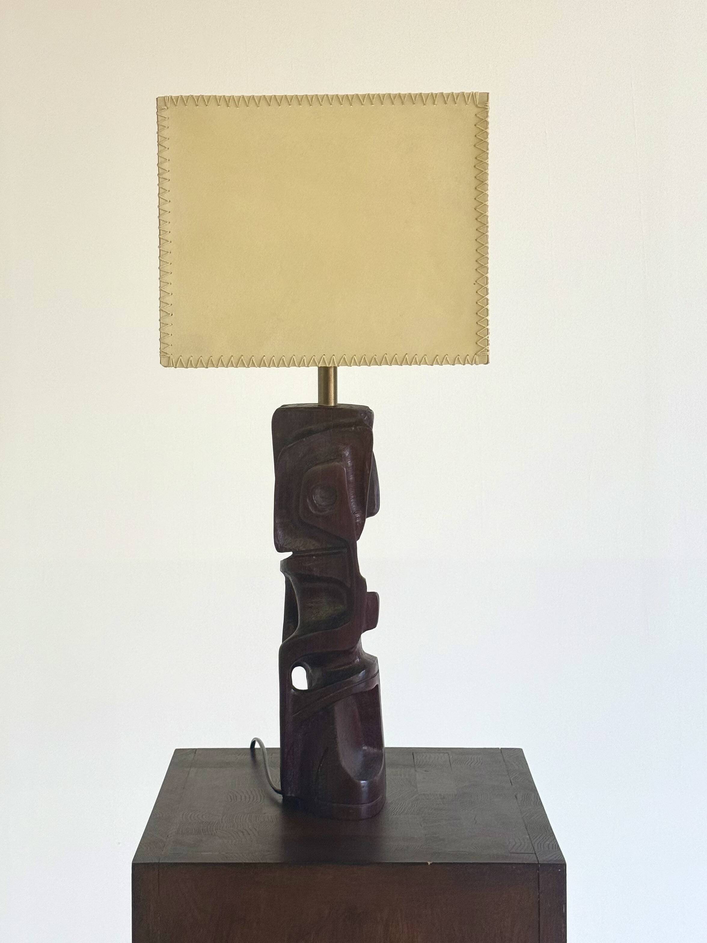 Lampe de table sculpturale en bois sculpté à la main par Gianni Pinna