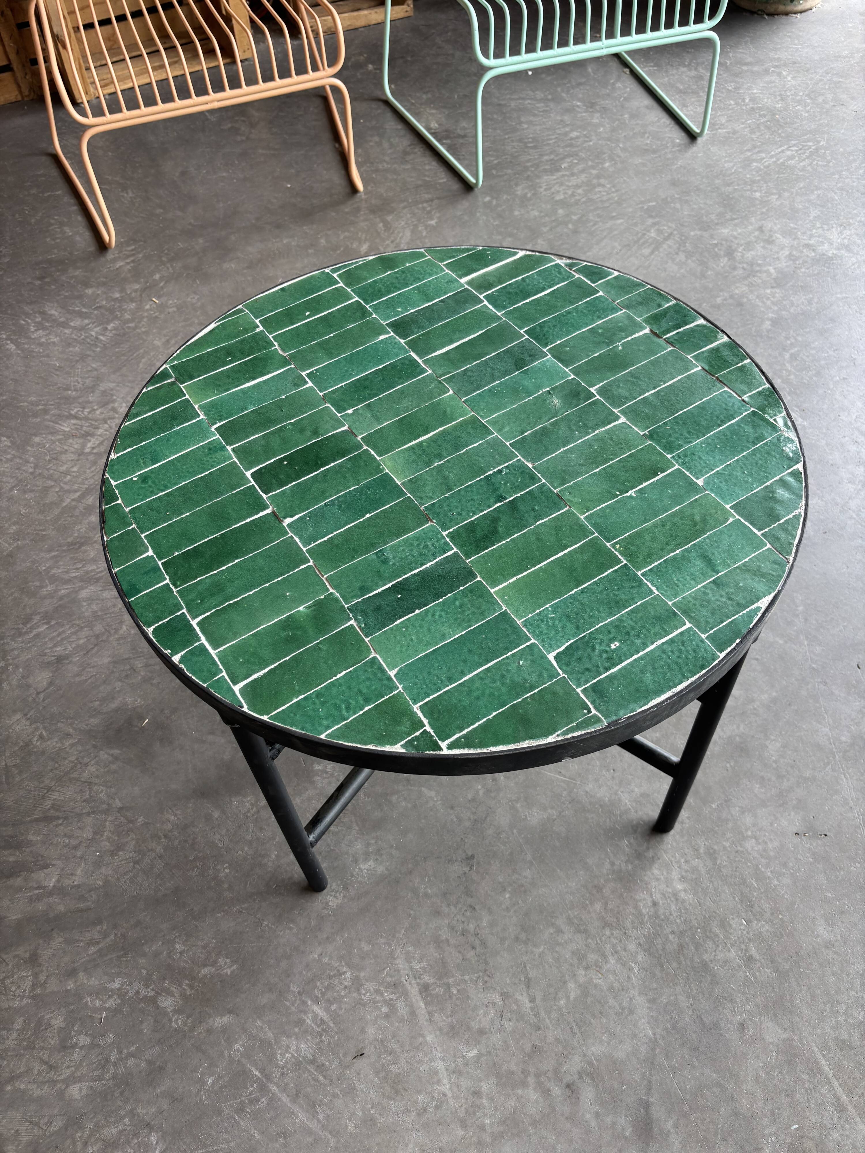 Round coffee table in emerald green zellige – Moroccan craftsmanship