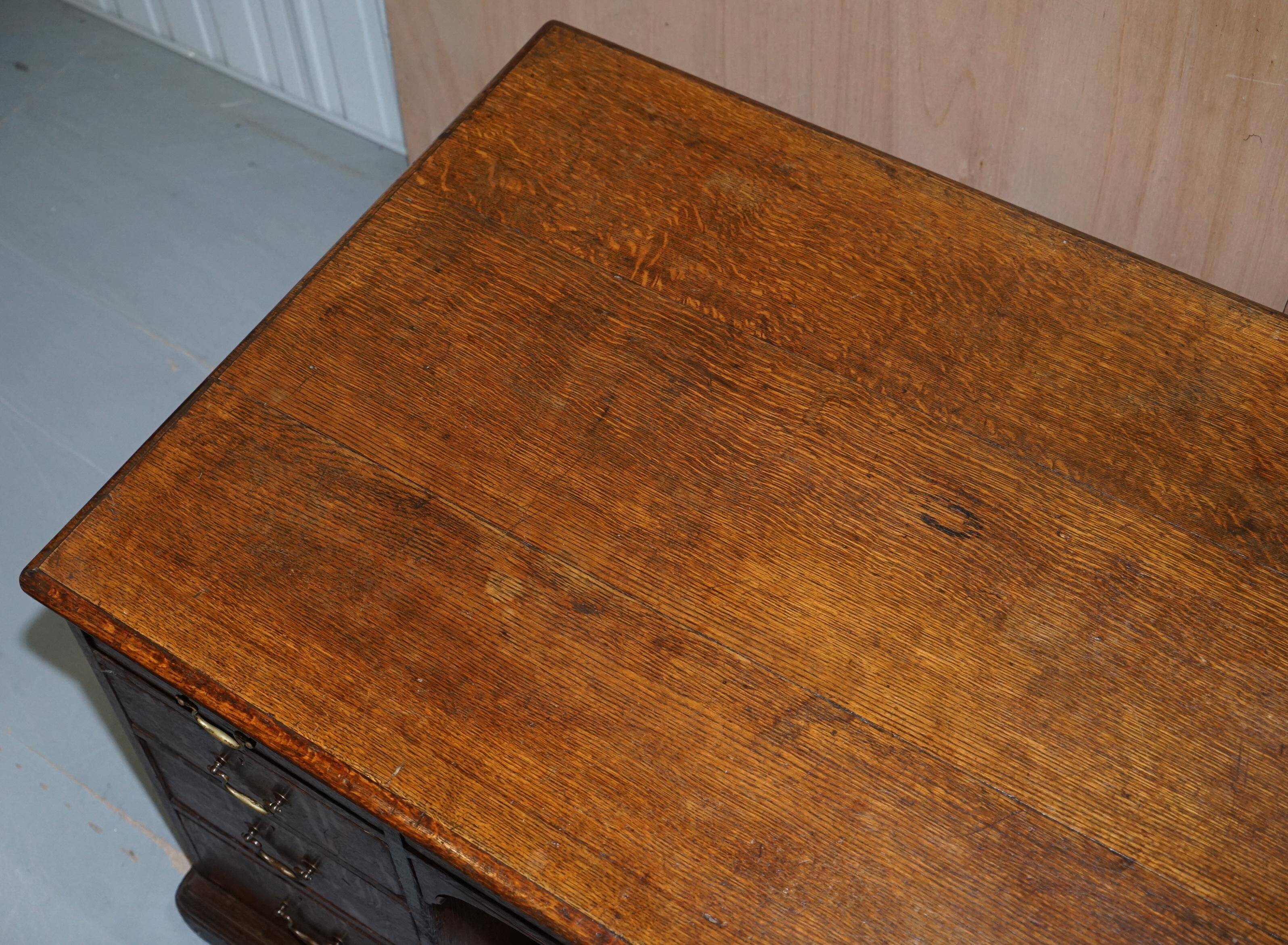 Bureau partenaire double face à deux caissons Gillows Lancaster chêne moucheté