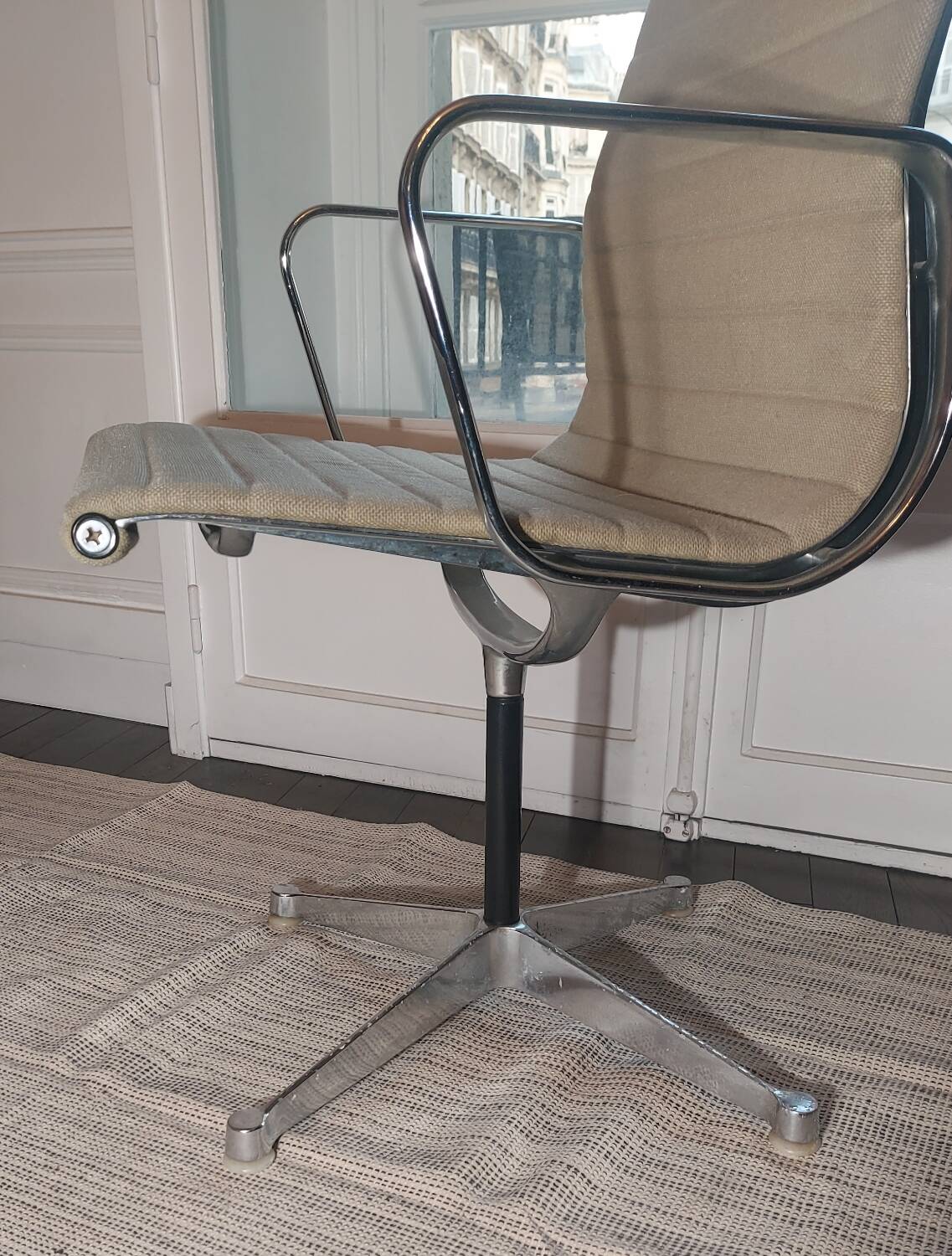 Good condition - EA 108 office chair in beige fabric and aluminum by Charles & Ray Eames for Herman Miller, signed - 1958