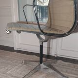 Good condition - EA 108 office chair in beige fabric and aluminum by Charles & Ray Eames for Herman Miller, signed - 1958