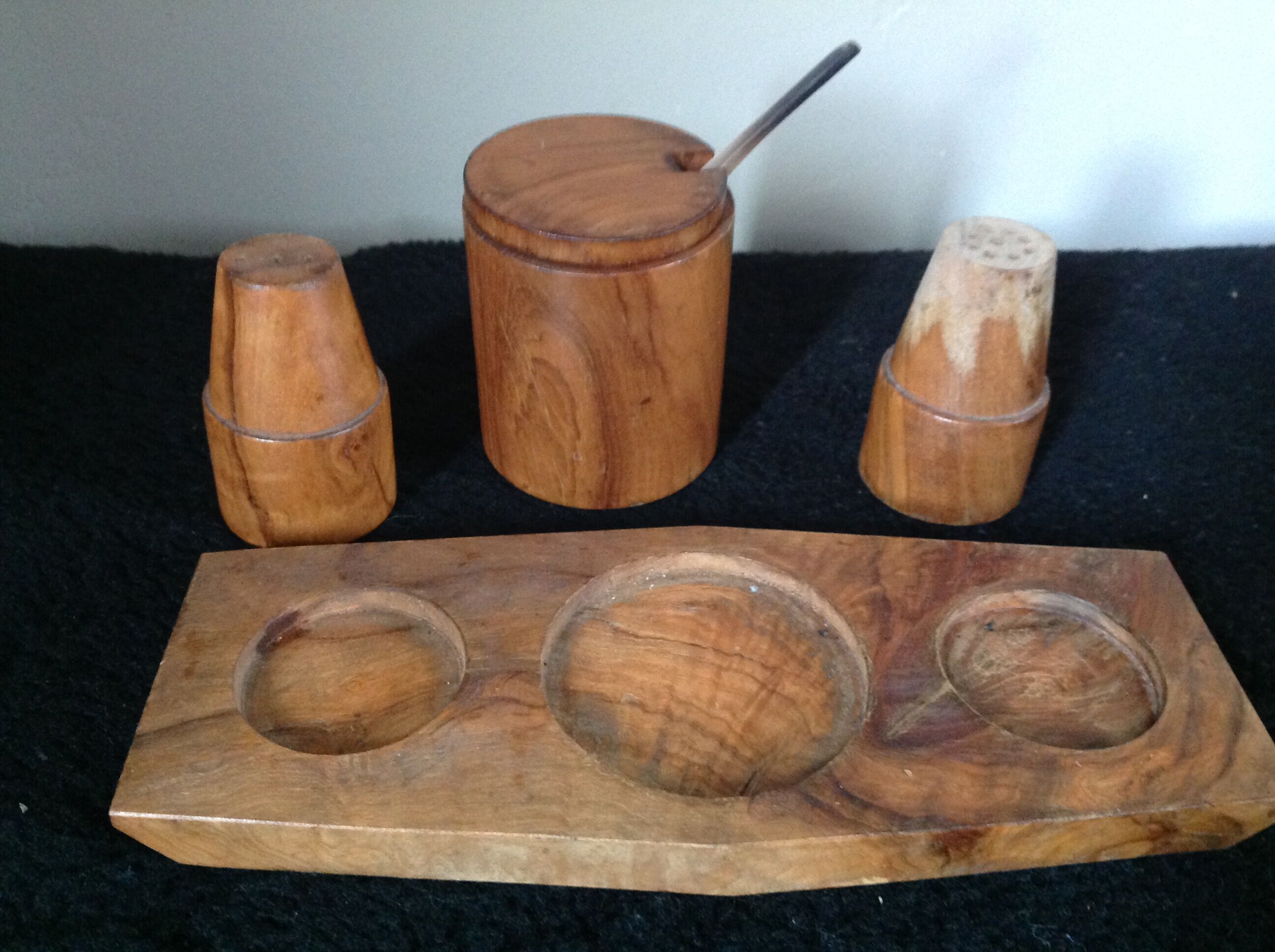 Servant salt pepper wood olivier