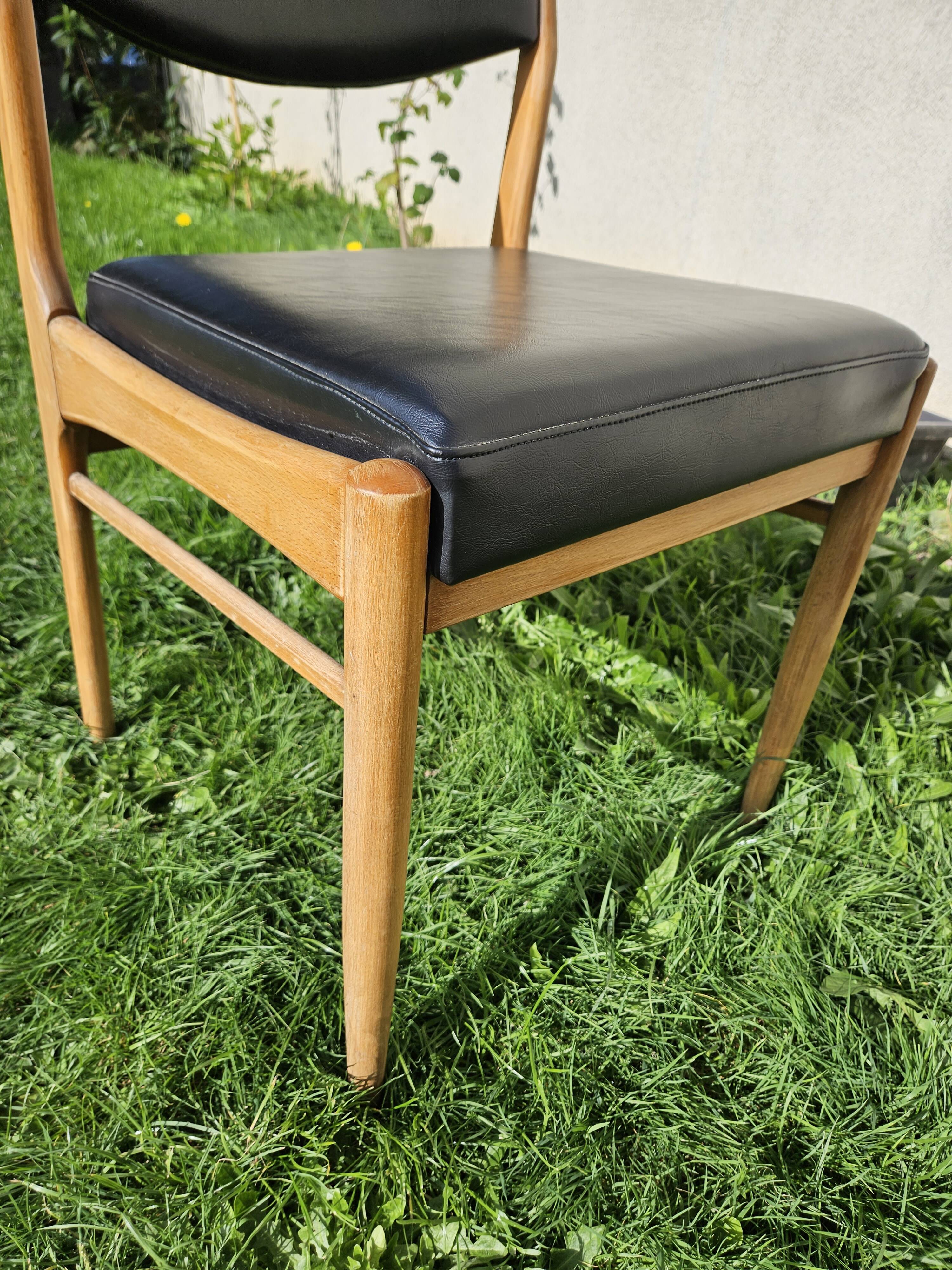 Chaise scandinave assise et dossier similicuir