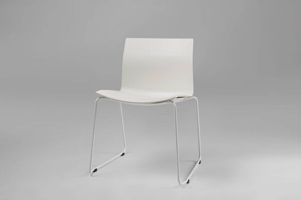 Chaise design blanche du milieu du siècle avec structure en métal et assise en plastique, Belgique