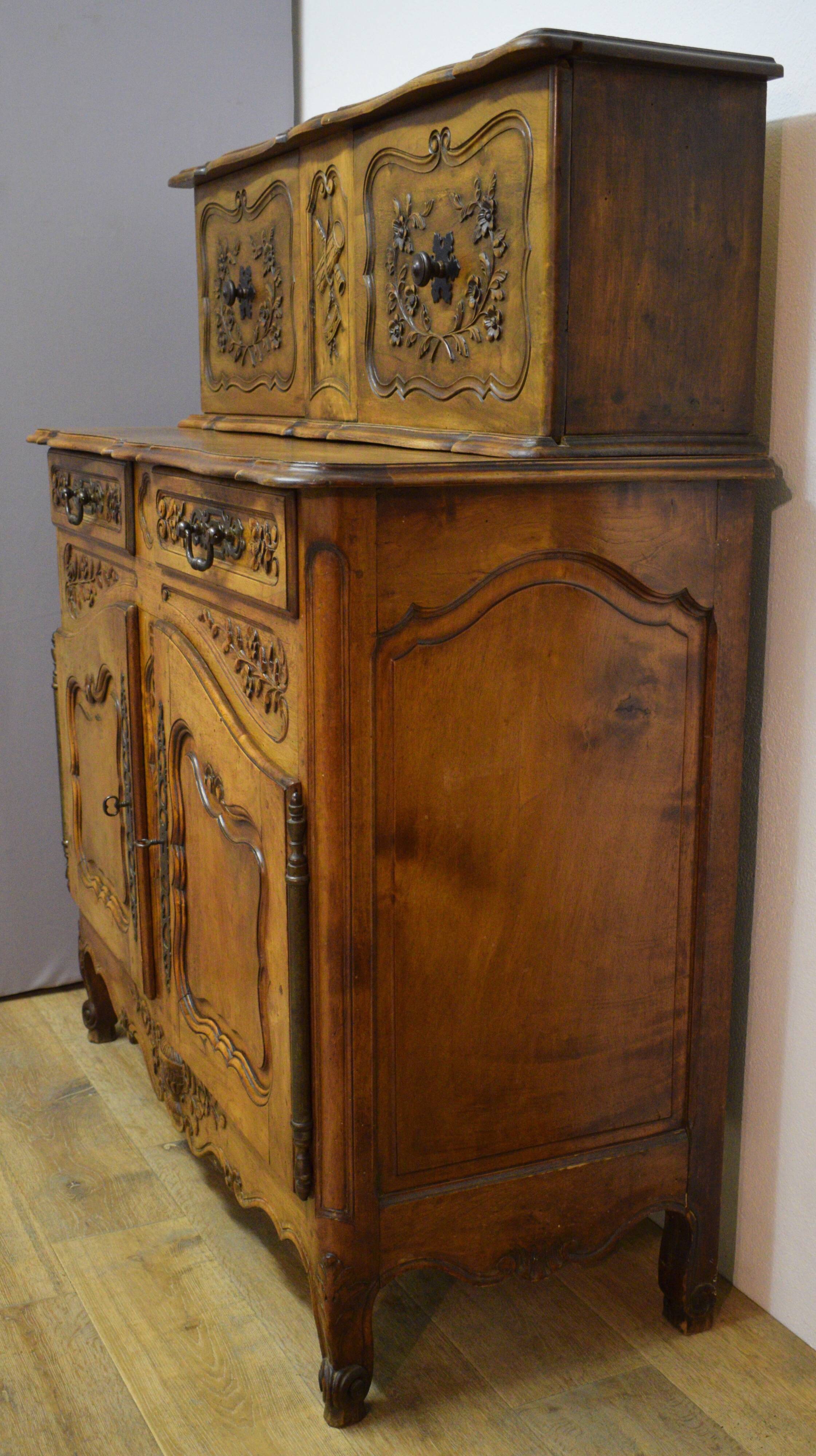 Louis XV Provencal style sliding sideboard in walnut, 19th century