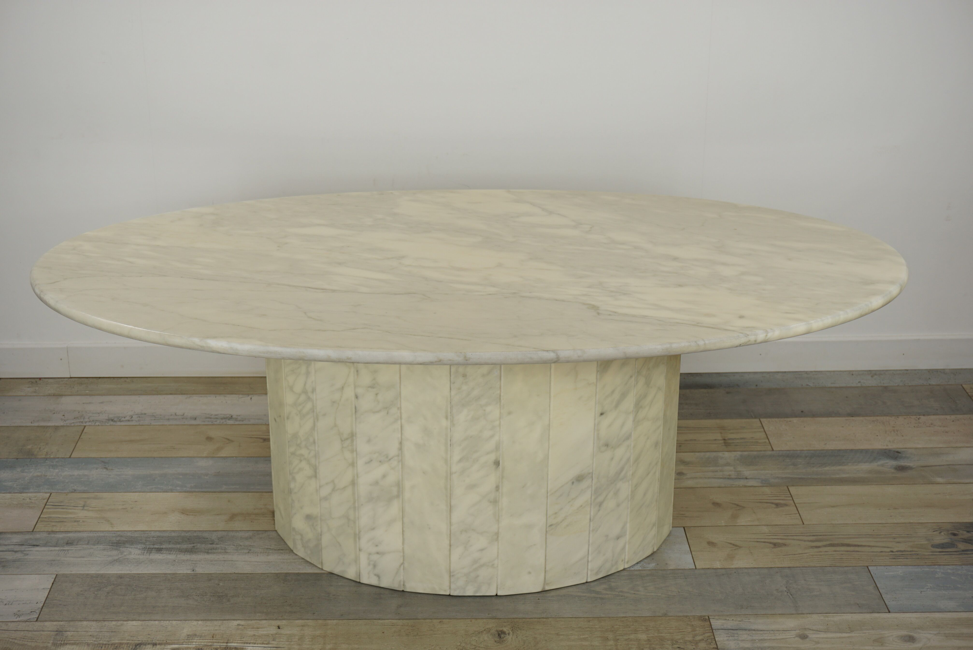 Oval coffee table in Italian-designed marble from the 1970s